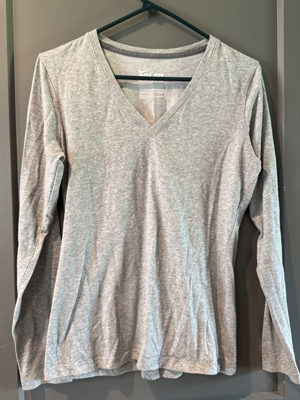 Nike Dri Fit Long Sleeve V Neck Women’s Medium